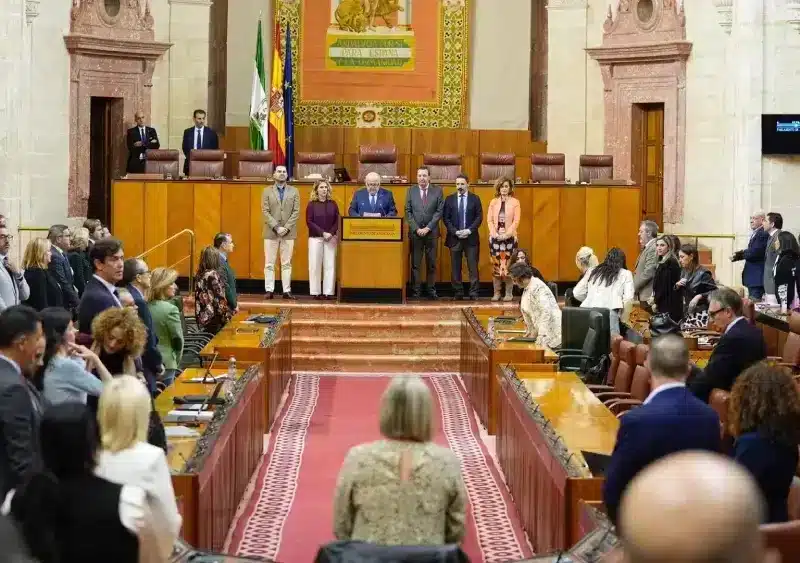 El presidente del Parlamento andaluz, Jesús Aguirre, lee un manifiesto por el día contra la violencia de género. - JOAQUÍN CORCHERO/PARLAMENTO DE ANDALUCÍA