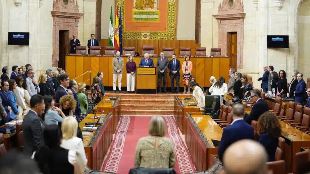 El presidente del Parlamento andaluz, Jesús Aguirre, lee un manifiesto por el día contra la violencia de género. - JOAQUÍN CORCHERO/PARLAMENTO DE ANDALUCÍA