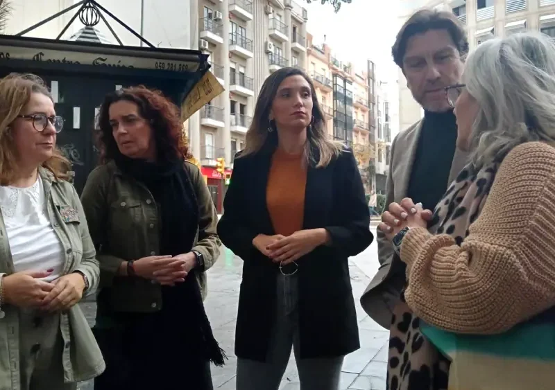 La portavoz del PSOE-A, María Márquez (c), en una atención a medios en Huelva. - EUROPA PRESS