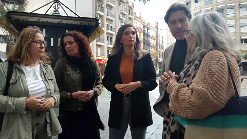 La portavoz del PSOE-A, María Márquez (c), en una atención a medios en Huelva. - EUROPA PRESS