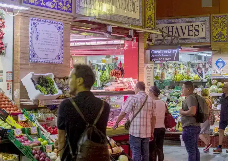 Archivo - Mercado de abastos de Triana (Sevilla). - María José López - Europa Press - Archivo