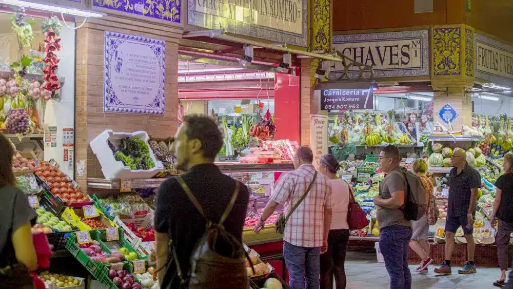 Archivo - Mercado de abastos de Triana (Sevilla). - María José López - Europa Press - Archivo