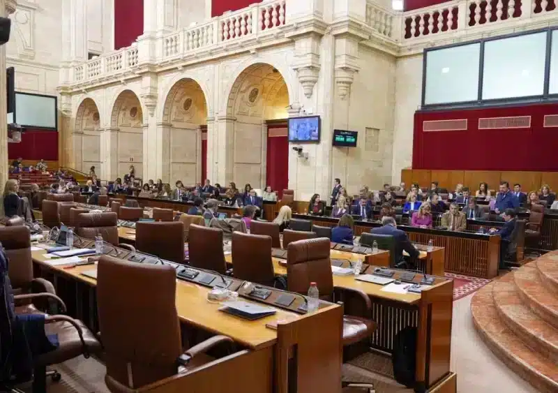 Escaños del PSOE-A vacíos en el salón de plenos del Parlamento andaluz. - FRANCISCO J. OLMO/EUROPA PRESS