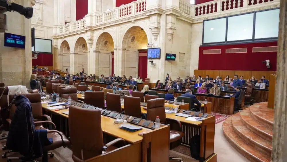 Escaños del PSOE-A vacíos en el salón de plenos del Parlamento andaluz. - FRANCISCO J. OLMO/EUROPA PRESS