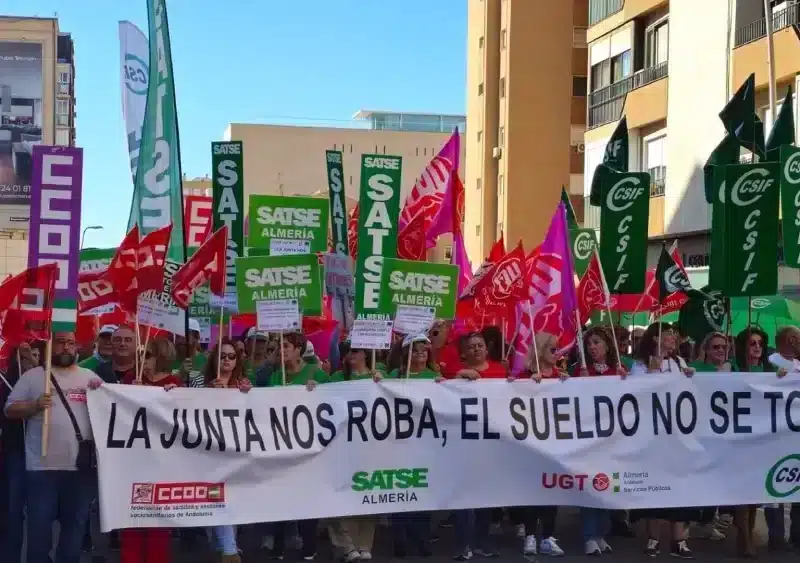 Concentración de CSIF, SATSE, CCOO y UGT por la "inaceptable innación" de la Consejería de Salud fente a la situación del Sistema Sanitario Público. - CCOO-A