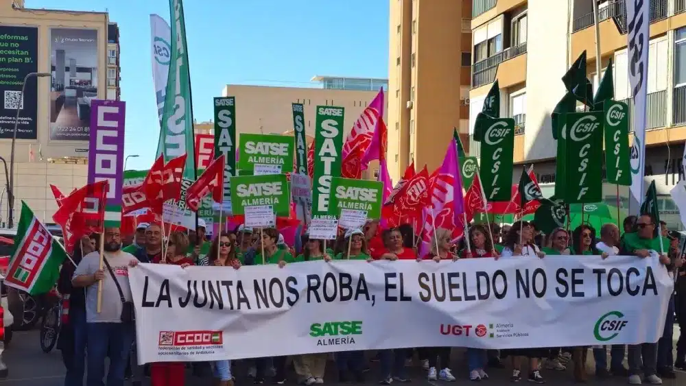 Concentración de CSIF, SATSE, CCOO y UGT por la "inaceptable innación" de la Consejería de Salud fente a la situación del Sistema Sanitario Público. - CCOO-A