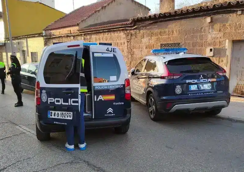 Vehículos policiales junto a la vivienda donde ha fallecido el menor - EUROPA PRESS