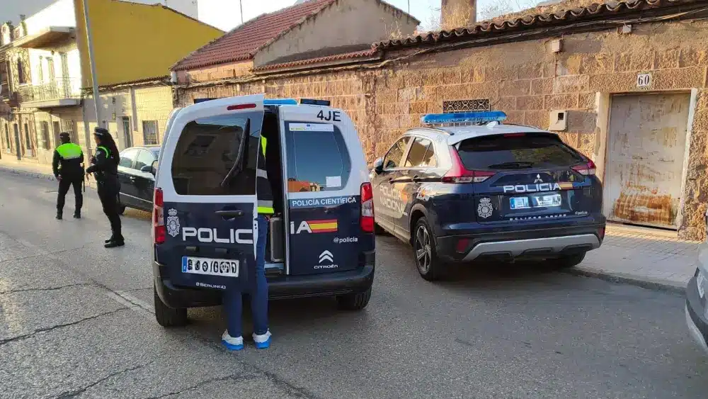 Vehículos policiales junto a la vivienda donde ha fallecido el menor - EUROPA PRESS