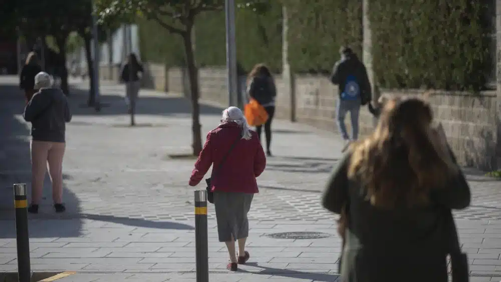 Archivo - Varias personas caminando en Sevilla. - María José López - Europa Press - Archivo