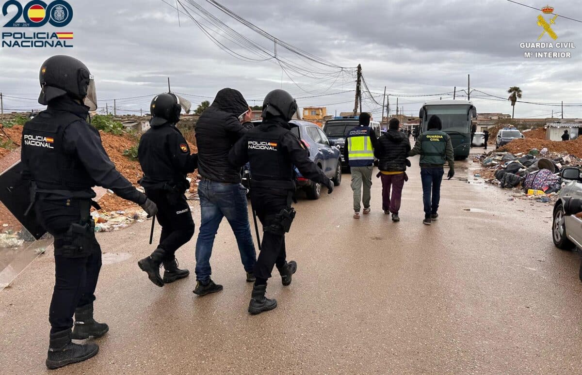 Archivo - Policías y guardias civiles con dos detenidos en una operación antidroga en una imagen de archivo. - POLICÍA NACIONAL Y GUARDIA CIVIL - Archivo