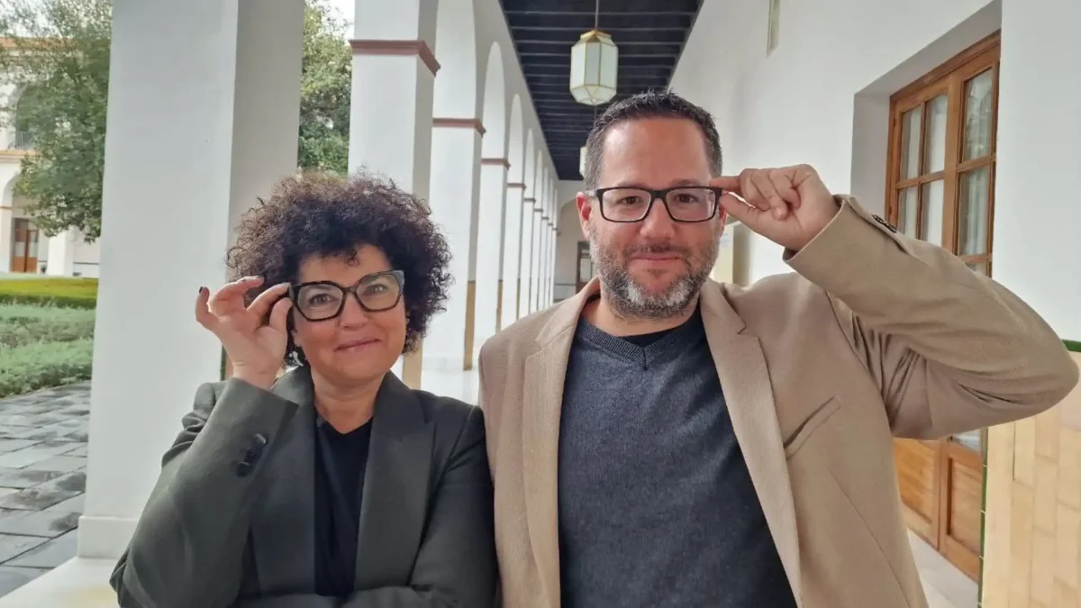 Archivo - Los diputados de Adelante Andalucía, Maribel Mora y José Ignacio García, exhiben sus gafas en los pasillos del Parlamento de Andalucía. (Foto de archivo). - ADELANTE ANDALUCÍA - Archivo