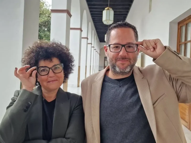 Archivo - Los diputados de Adelante Andalucía, Maribel Mora y José Ignacio García, exhiben sus gafas en los pasillos del Parlamento de Andalucía. (Foto de archivo). - ADELANTE ANDALUCÍA - Archivo