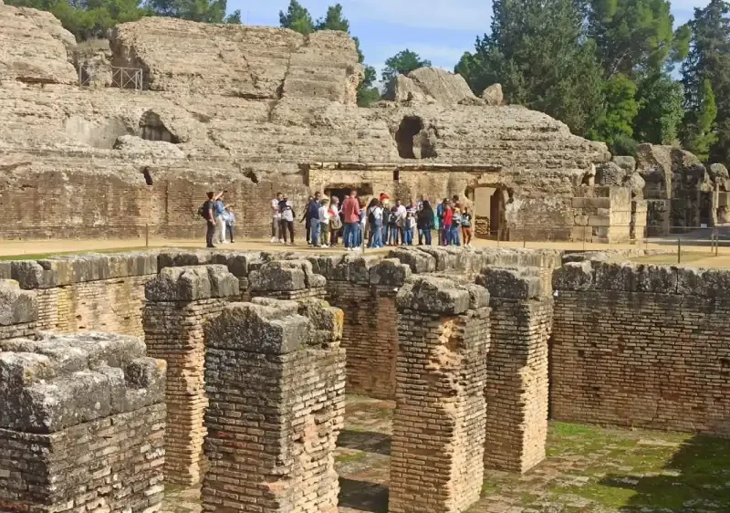 Archivo - Visitantes en el anfiteatro de Itálica. Imagen de archivo. - FERNANDO BARROSO/EUROPA PRESS - Archivo