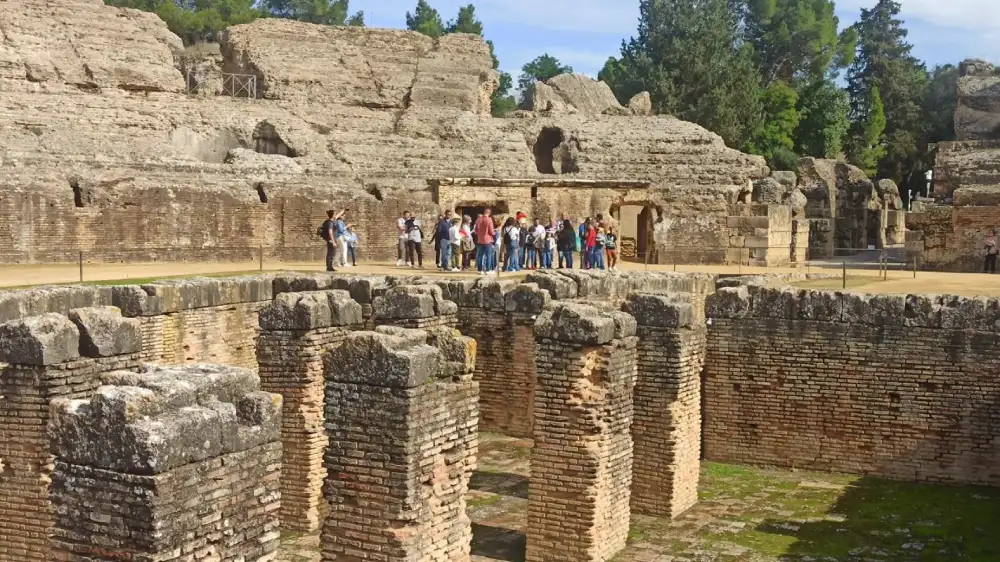 Archivo - Visitantes en el anfiteatro de Itálica. Imagen de archivo. - FERNANDO BARROSO/EUROPA PRESS - Archivo