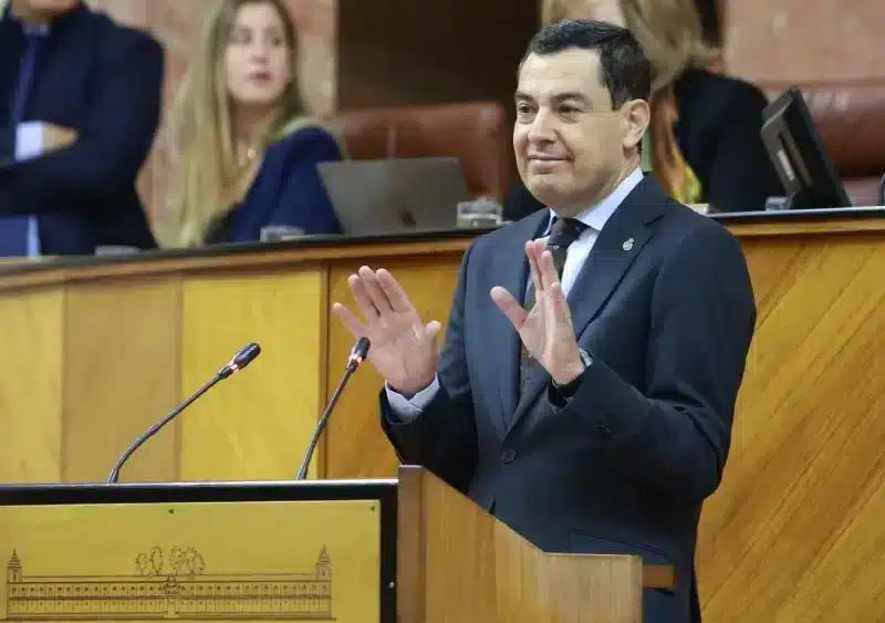 El presidente de la Junta de Andalucía, Juanma Moreno, este jueves en el Pleno del Parlamento - ROCÍO RUZ-EUROPA PRESS