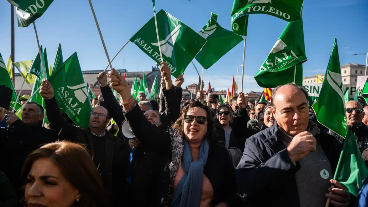 Varias personas durante una protesta de agricultores y ganaderos frente al Ministerio de Agricultura, a 16 de diciembre de 2024, en Madrid (España). Los agricultores y ganaderos, convocados por Asaja y COAG, salen hoy a protestar para mostrar su malestar - Matias Chiofalo - Europa Press