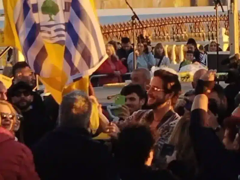 El cantante isleño Manuel Carrasco descubre la placa con la avenida que lleva su nombre en la barriada de Punta del Caimán, en Isla Cristina (Huelva). - M.R/EUROPA PRESS