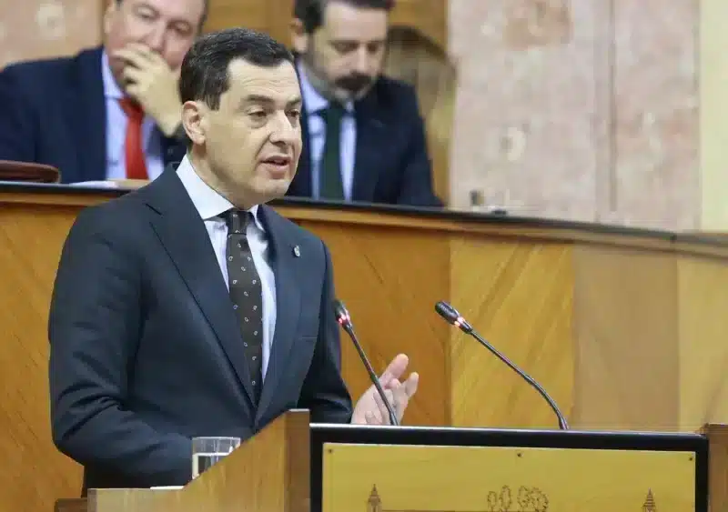 El presidente de la Junta de Andalucía, Juanma Moreno, interviene en el debate sobre el estado de la Comunidad en el Pleno del Parlamento. - ROCÍO RUZ/EUROPA PRESS