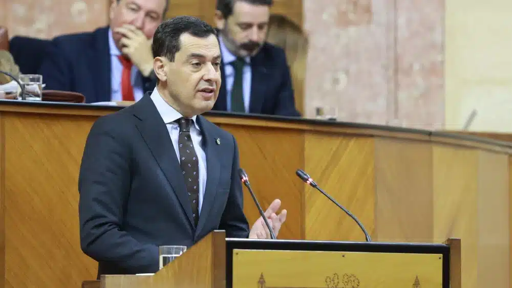 El presidente de la Junta de Andalucía, Juanma Moreno, interviene en el debate sobre el estado de la Comunidad en el Pleno del Parlamento. - ROCÍO RUZ/EUROPA PRESS