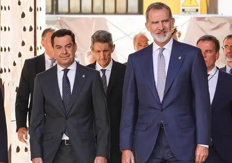 Archivo - El Rey Felipe VI (d) junto al presidente de la junta de Andalucía, Juanma Moreno (i), a su llegada a la inauguración de la exposición 'Los Machado: Retrato de familia' en Sevilla - Francisco J. Olmo - Europa Press - Archivo