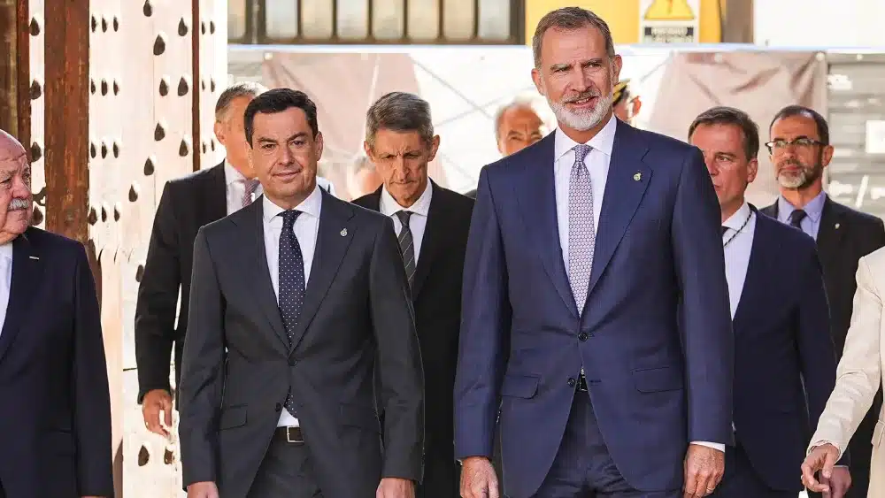 Archivo - El Rey Felipe VI (d) junto al presidente de la junta de Andalucía, Juanma Moreno (i), a su llegada a la inauguración de la exposición 'Los Machado: Retrato de familia' en Sevilla - Francisco J. Olmo - Europa Press - Archivo