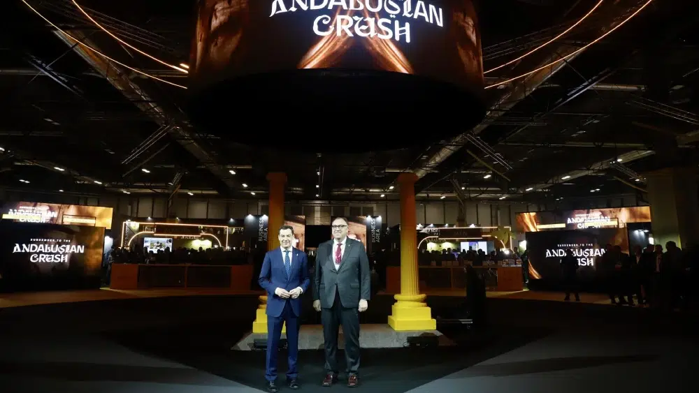 El presidente de la Junta de Andalucía, Juanma Moreno (i) y el consejero de Turismo y Andalucía Global, Arturo Bernal Bergua (d) durante el acto de inauguración. A 22 de enero de 2025 en Madrid, España. El presidente de la Junta de Andalucía, Juanma Moren - Álex Zea - Europa Press