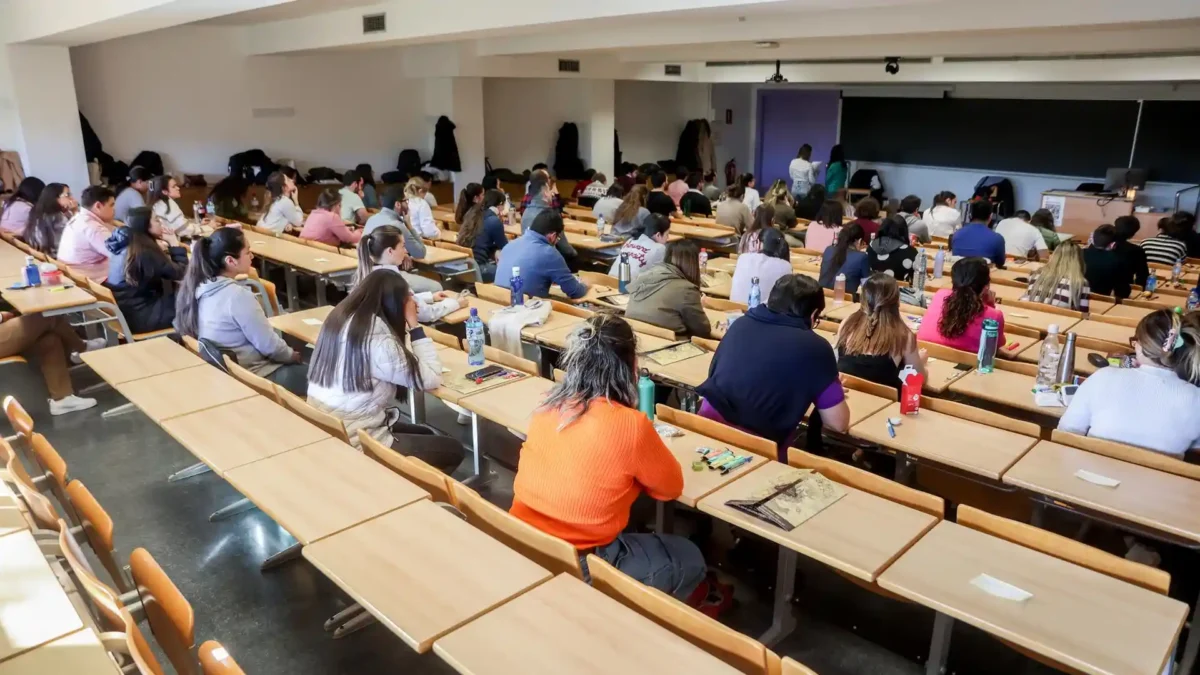 Archivo - Un grupo de personas en las pruebas de Formación Sanitaria Especializada convocada por el Ministerio de Sanidad en la Facultad de Informática de la Universidad Complutense de Madrid, a 21 de enero de 2023, en Madrid (España). - Ricardo Rubio - Europa Press - Archivo