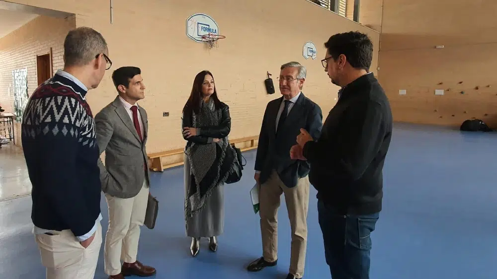 El delegado territorial de Desarrollo Educativo y Formación Profesional, Miguel Ángel Araúz, y el alcalde de Paradas, Rafael Cobano, visitan las obras del IES San Albino. - JUNTA DE ANDALUCÍA