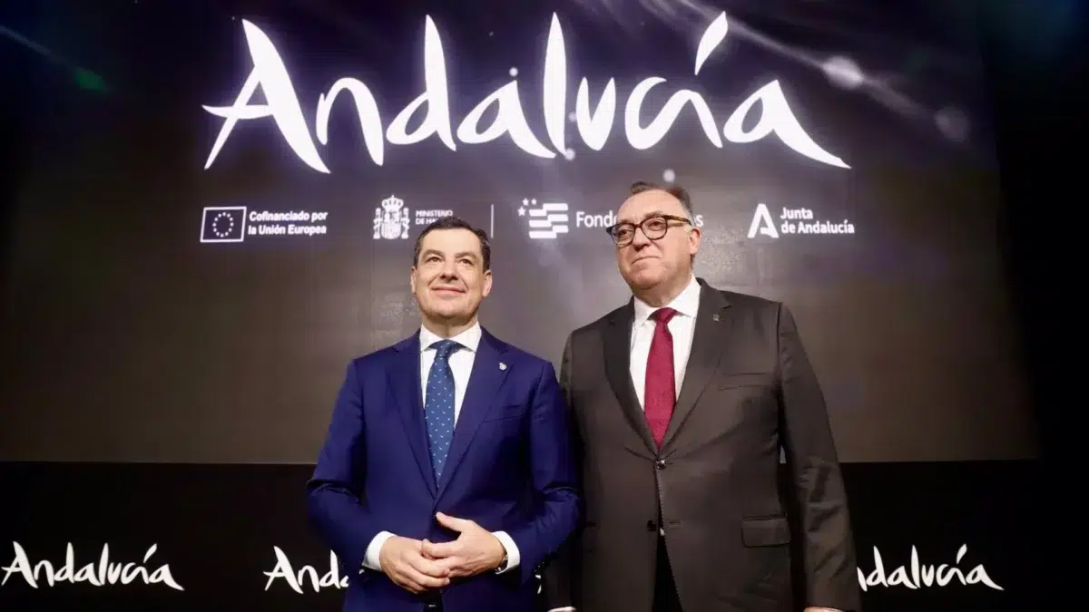 El presidente de la Junta de Andalucía, Juanma Moreno (i.), y el consejero de Turismo y Andalucía Exterior, Arturo Bernal, este miércoles en Fitur - ÁLEX ZEA/EUROPA PRESS