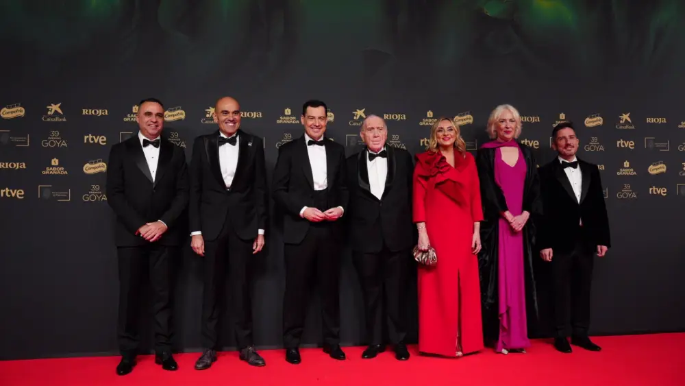 Imagen del presidente de la Junta de Andalucía, Juanma Moreno, en la alfombra roja de la Gala de los Goya en Granada - Junta de Andalucía