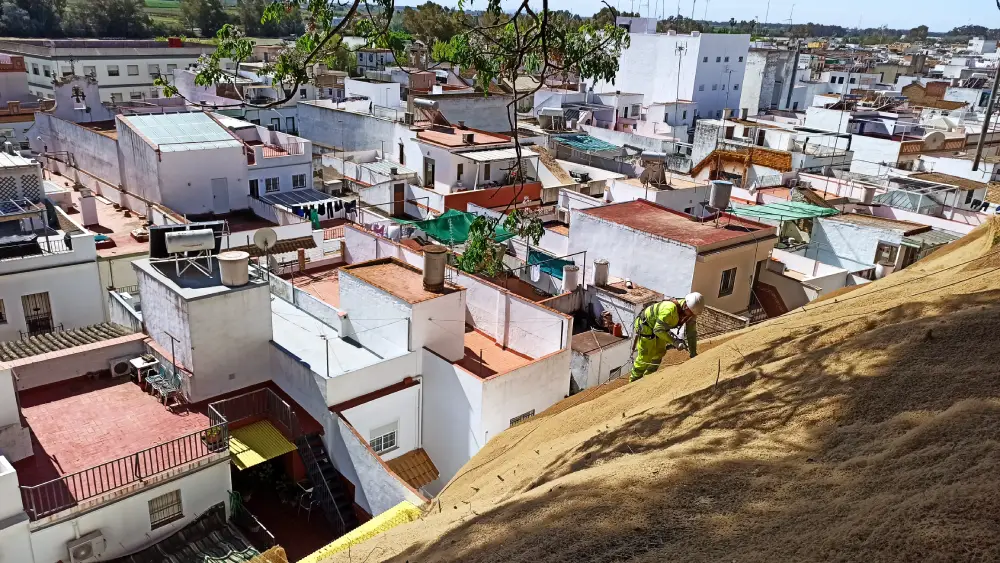 Un operario realizando trabajos de contención en el Cerro de San Juan - Ayuntamiento de Coria del Río