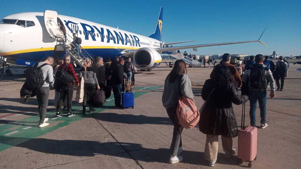 Pasajeros de un vuelo de Ryanair suben a bordo de un avión estacionado en el aeropuerto de Sevilla. - A.G. / Europa Press