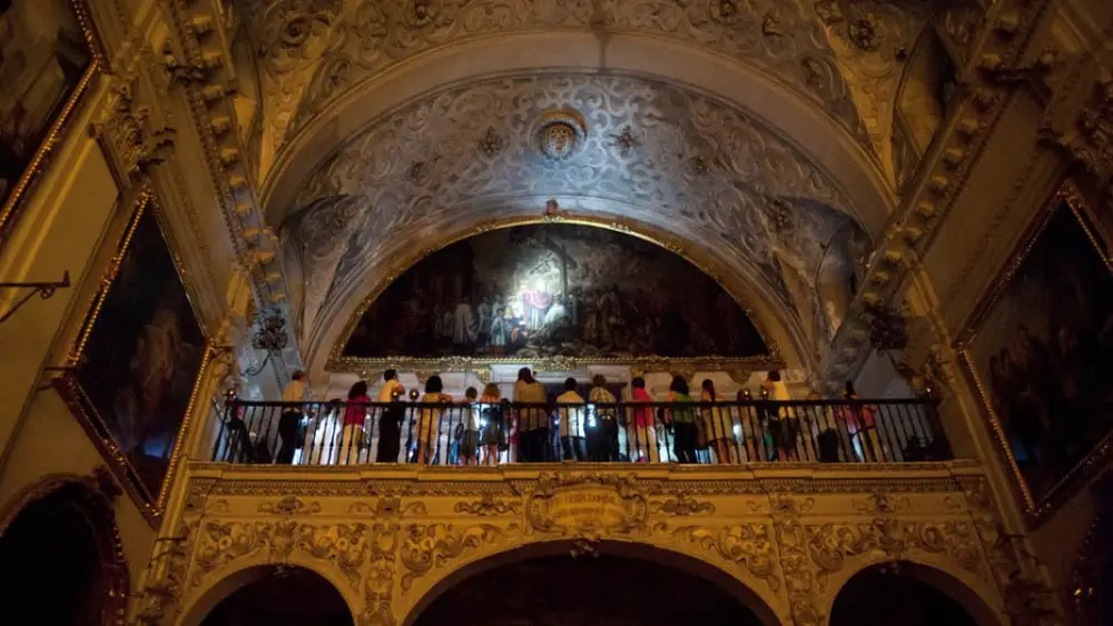 Unas personas visitan el interior del Hospital de la Caridad de Sevilla - Calíope Comunicación