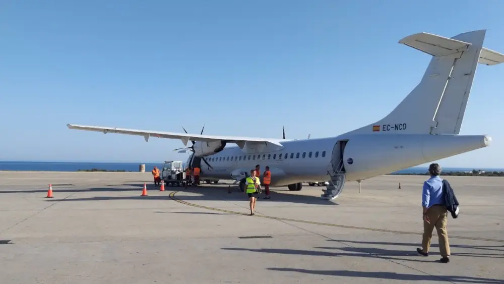 Embarque en el avión que cubre la línea Almería-Sevilla - Junta de Andalucía